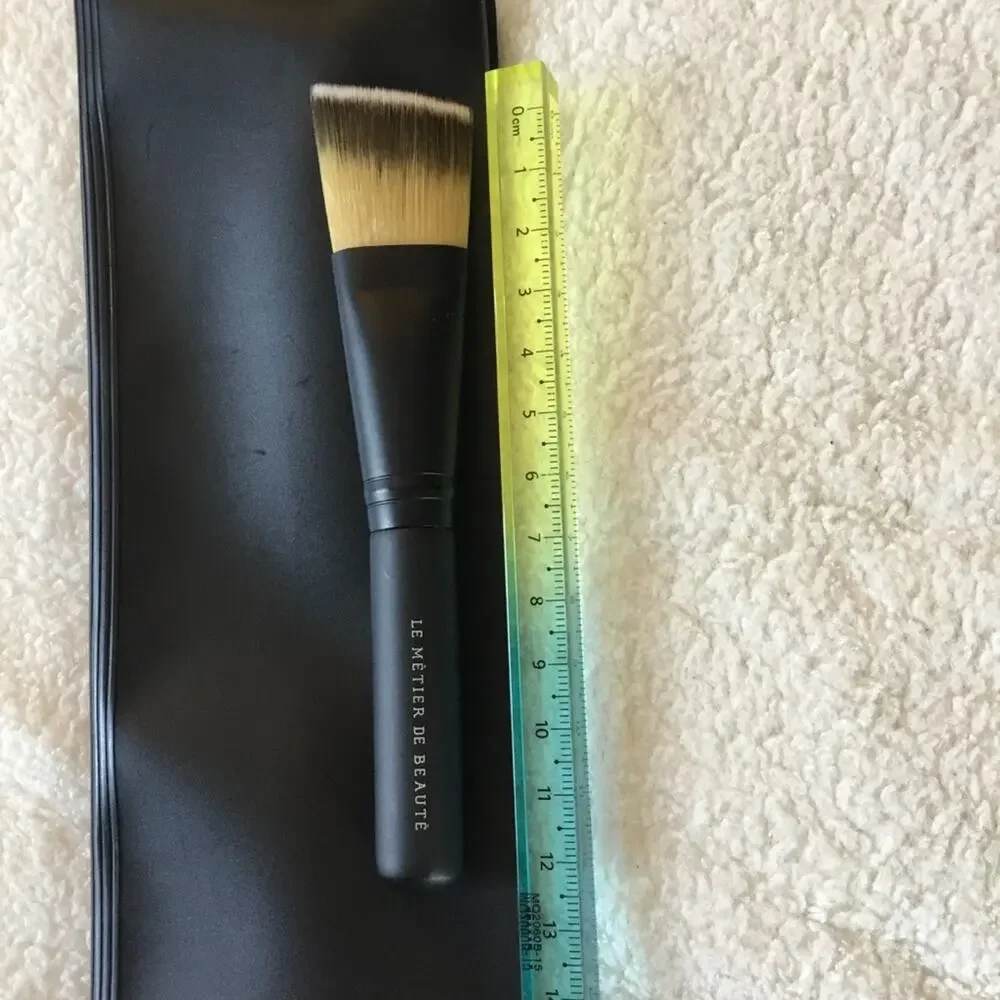Le Métier de Beauté Flat Angled Foundation Brush